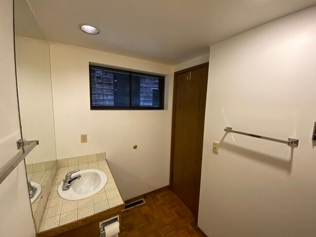 Building Photo - 2035 Waverly Pl N