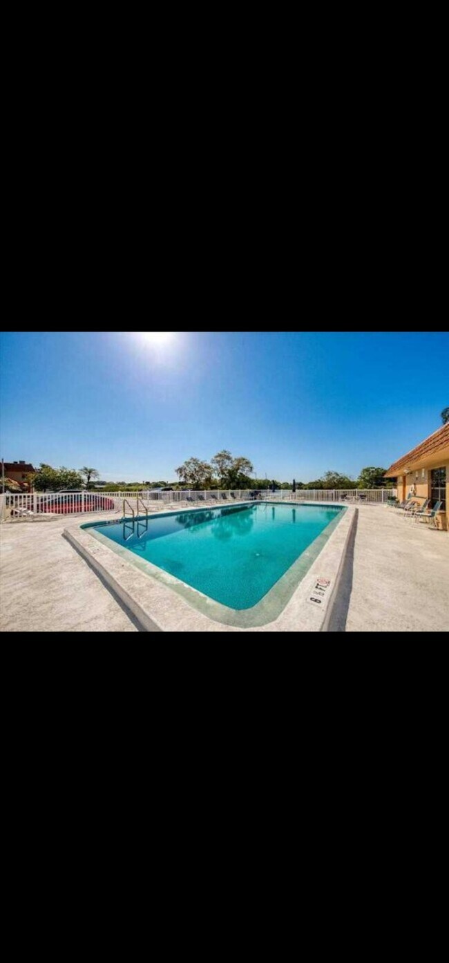 Building Photo - 10150 Seminole Island Dr