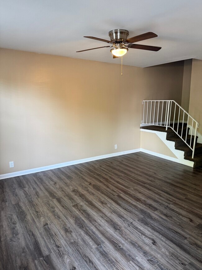 Foto del edificio - 323 Forest Park Rd