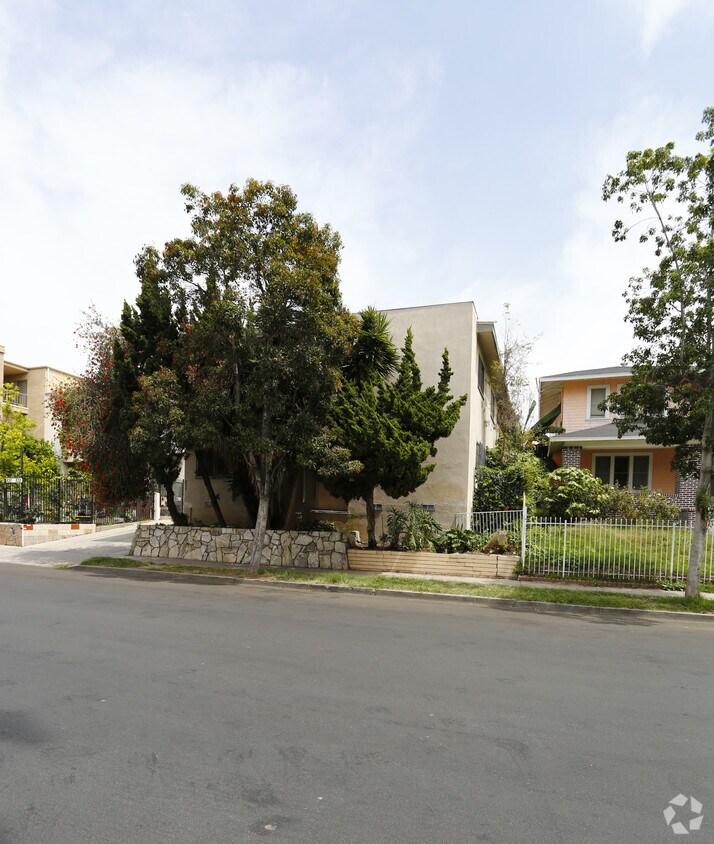 Building Photo - 836 S Kingsley Dr