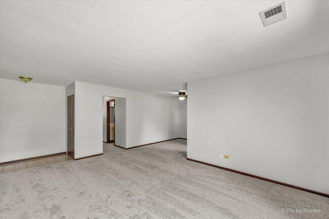 Building Photo - 877 E Carriage Ln