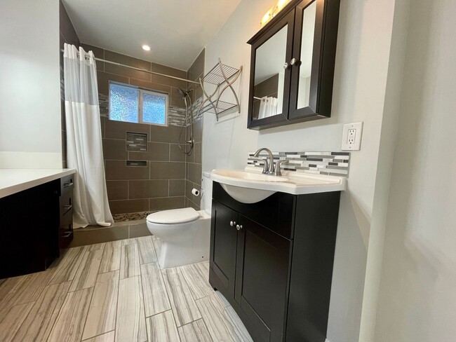 Building Photo - COMING SOON!! 2 Bedroom 2 Bathroom Home in...