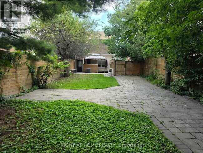 Photo du bâtiment - 154 Davisville Ave