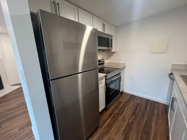 Building Photo - Renovated Top-Floor Condo in Prime Kirklan...