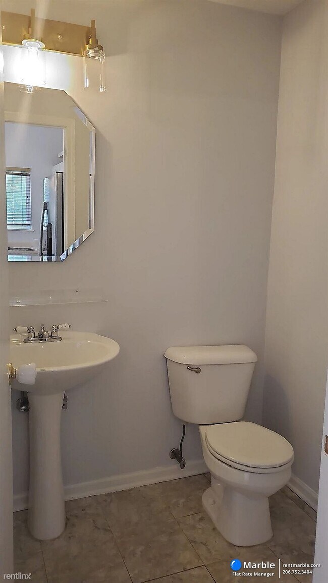 Building Photo - 3 br, 2.5 bath Townhome - 304 Monarch Dr