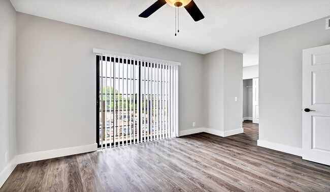 Amplio dormitorio con iluminación natural y suelos de madera en toda la habitación - Huntington Gateway