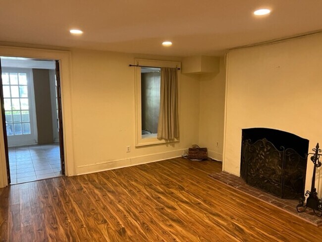 Building Photo - 1 bedroom 1 bath unfurnished executive rental