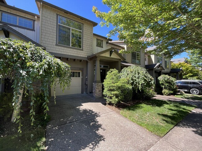 Foto del edificio - Beautifully Updated Bethany Townhome with Private Backyard and Modern Finishes