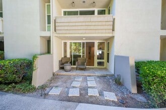 Building Photo - 2510 Torrey Pines Rd