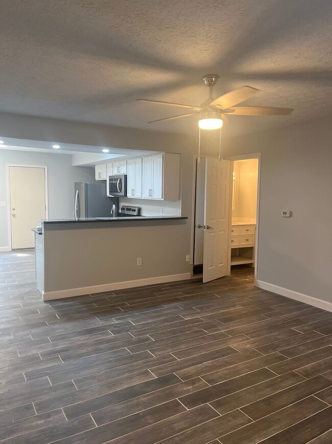 Building Photo - 3240 Summerhill Ln