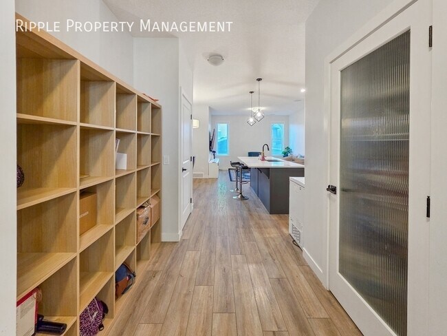 Photo du bâtiment - SPACIOUS 3-BED UPPER SUITE | PRESTIGIOUS EVANSTON LOCATION