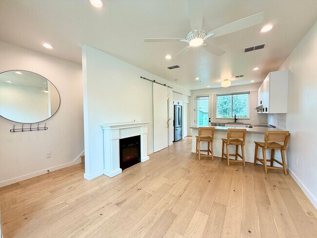 Building Photo - Modern Townhome in the Heart of the City