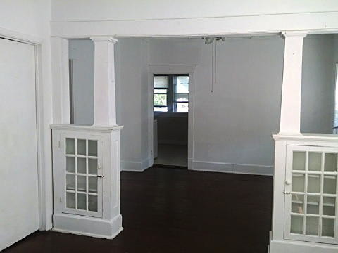 Mirando a través de la sala y el comedor (sin muebles) - 1306 Hickory St