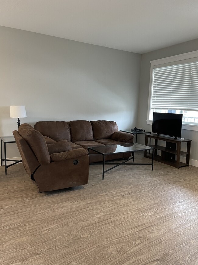 Photo du bâtiment - 8312-8388 88 Ave