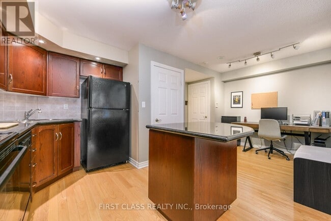 Building Photo - 270 Wellington St W