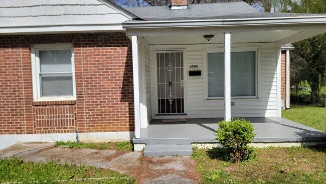 Building Photo - Emmaculate Clean Home/Located Minutes for ...