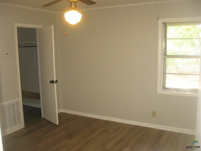 Building Photo - 2833 Crestview Ave