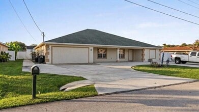 Building Photo - 141 NE Naranja Ave