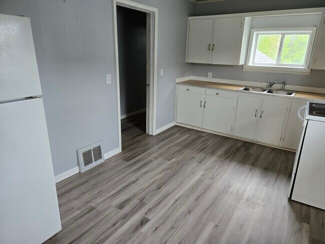 Kitchen - 503 N Rath Ave