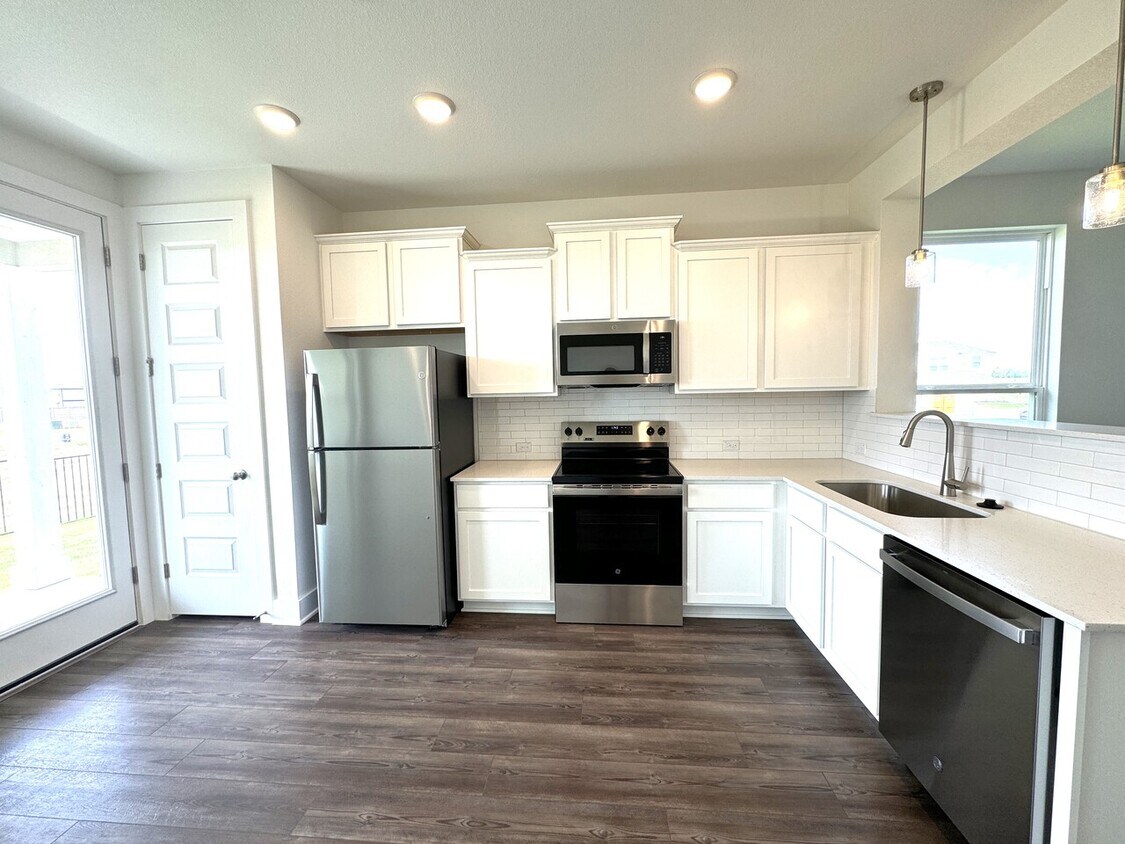 Building Photo - 2015 Cora Ivy Ln