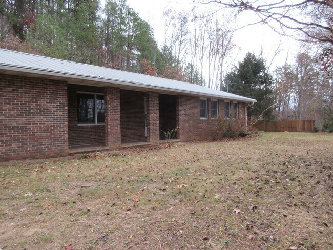 Building Photo - $1,780 - 3 Bedroom 1.5 Bathroom Unfurnishe...