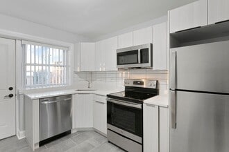 Building Photo - 7639 N Eastlake Ter