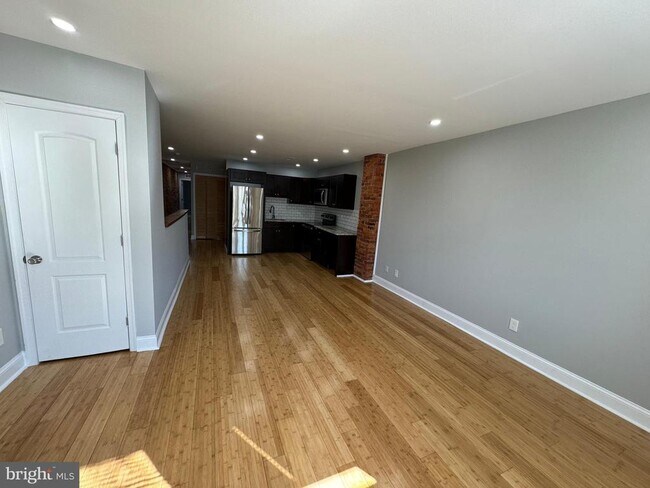 Foto del edificio - 6725 Elmwood Ave