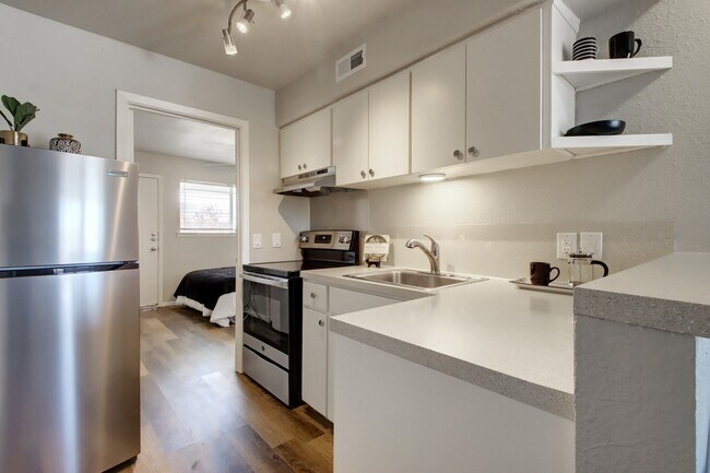 Building Photo - 409 W 38th St