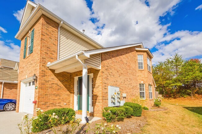 Foto del edificio - Knoxville 37921 - 2 bedroom, 2.5 bath Town...