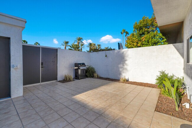 Foto del edificio - 47760 Eisenhower Dr