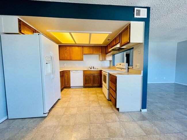 Foto del edificio - Downstairs Corner 2-Bedroom Condo in Central Las Vegas Location!