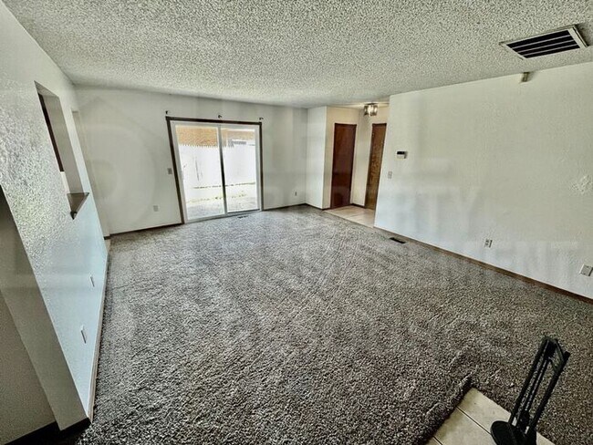 Foto del edificio - 7002 Woodlake Dr