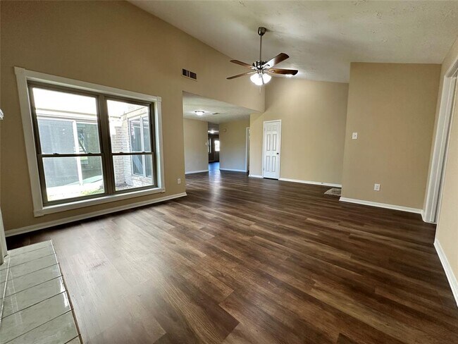 Foto del edificio - 1606 Stone Lake Dr