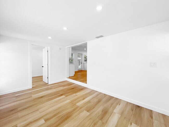 Building Photo - 4631 Queensboro Ave S