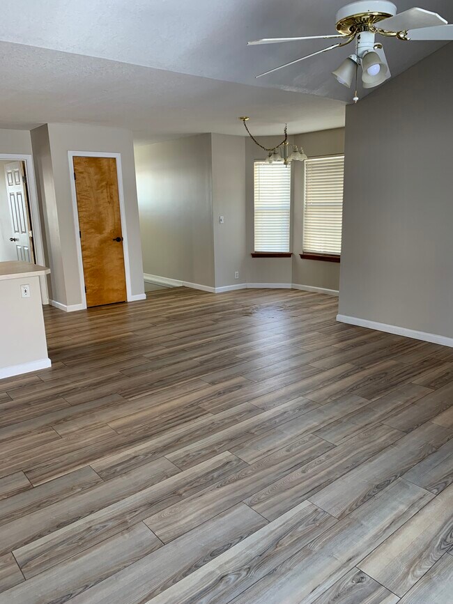 Living/dining area - 4918 Stoneback Dr
