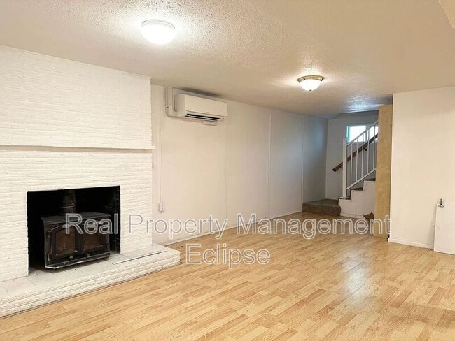 Building Photo - 295 NW Cherry Pl