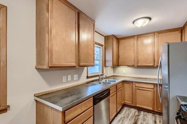 Foto del edificio - 7025 Drew Avenue N, Brooklyn Center, MN, 5...