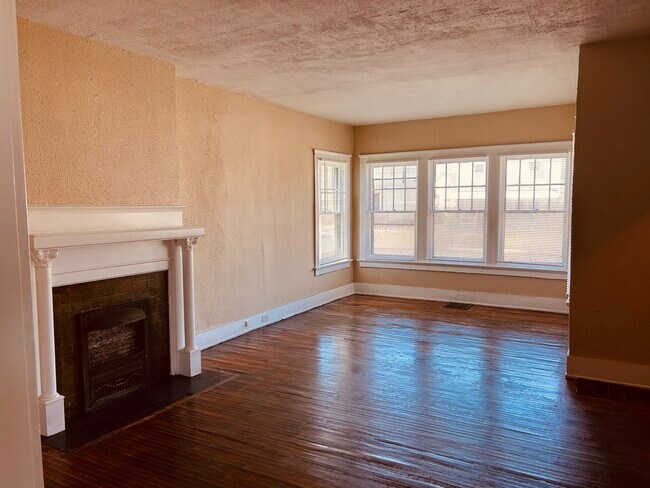 Building Photo - 907 Oakwood Ave