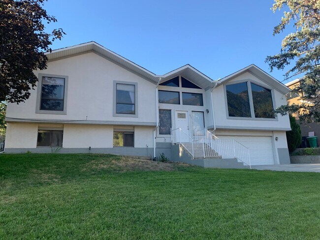 Building Photo - Large Five Bedroom Home, Sandy, 2500 sq ft, New Paint