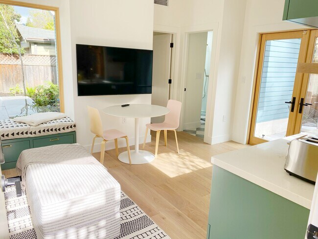 Espacio principal amplio y luminoso con puertas francesas que dan a un patio privado. - 5579 Taft Ave