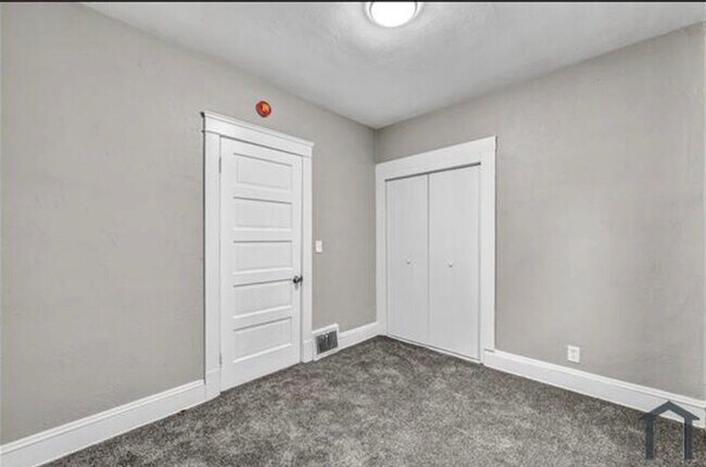 Foto del edificio - 2807 E 124th St