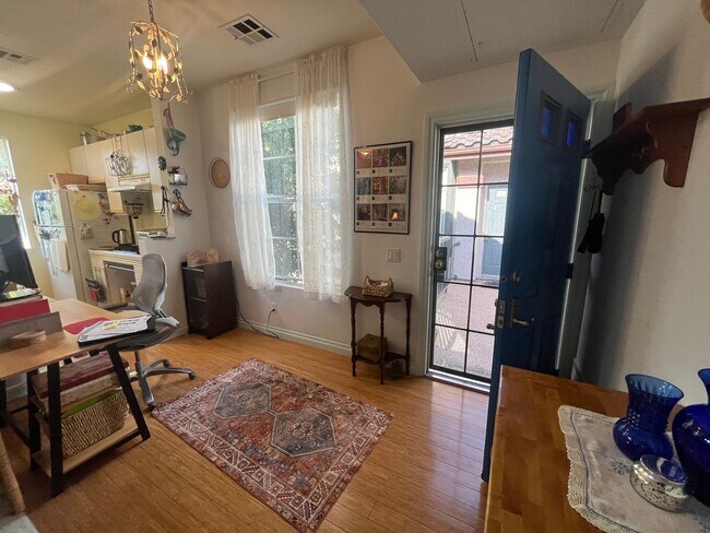 Foto del edificio - Stylish Second-Floor Condo in Sabre Springs – San Diego