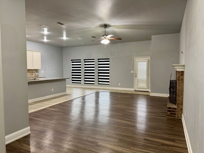 Building Photo - Living in Luxury! Extra Large 3/2/2 in Bel...