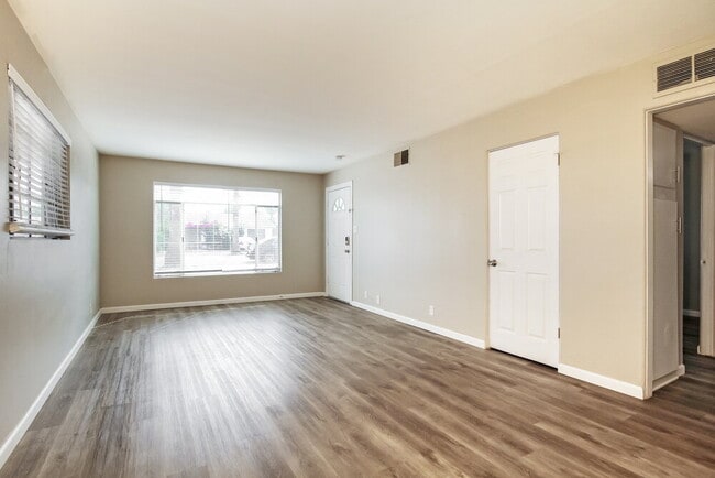 Building Photo - 2318 N 30th Pl