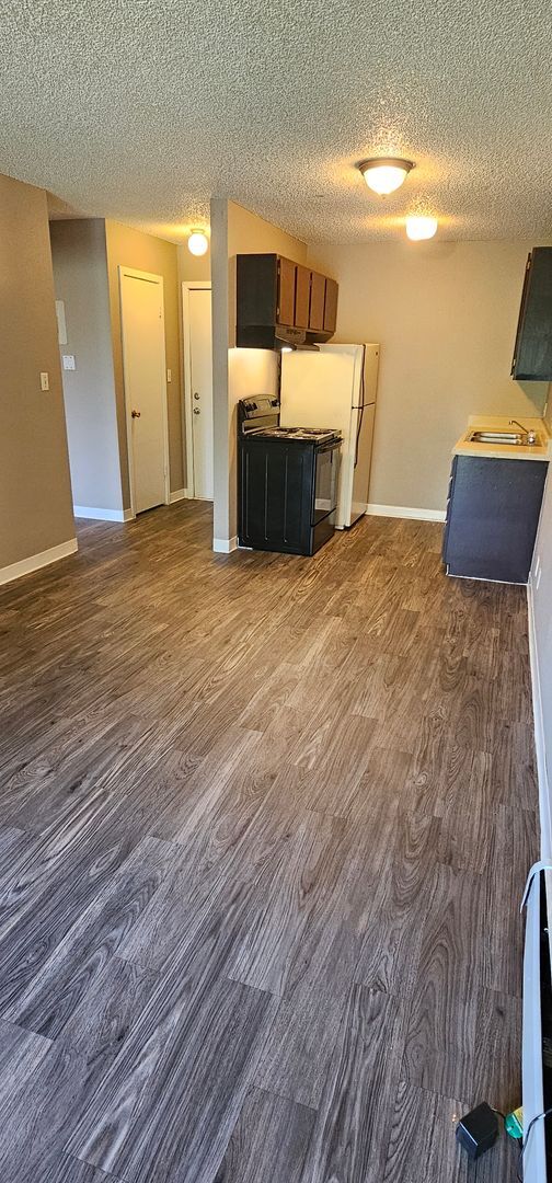 Building Photo - Top Floor 1-Bedroom Home with Balcony!