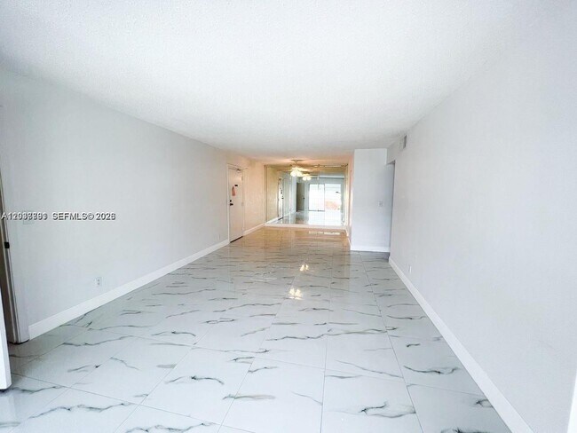 Foto del edificio - 6395 Bay Club Dr