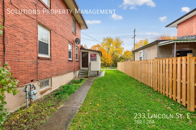 Building Photo - **3 Bedroom, 2 Bath Full House w/ Parking **