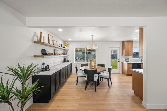Stunning dining room with storage - 2225 E Monterosa St House