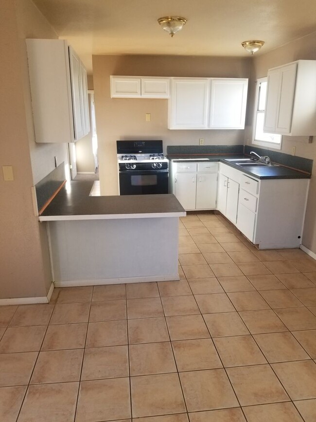 Building Photo - 422 Lahoma