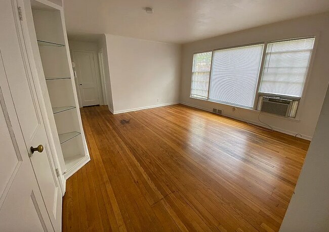 Sala de estar orientada al norte. - 3535 Apple St